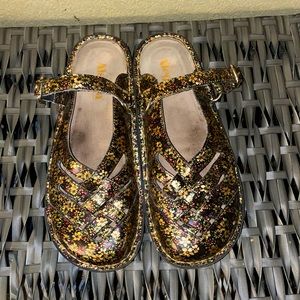 Algeria Clogs EU size 42 or American size 11.  Only worn a couple of time.